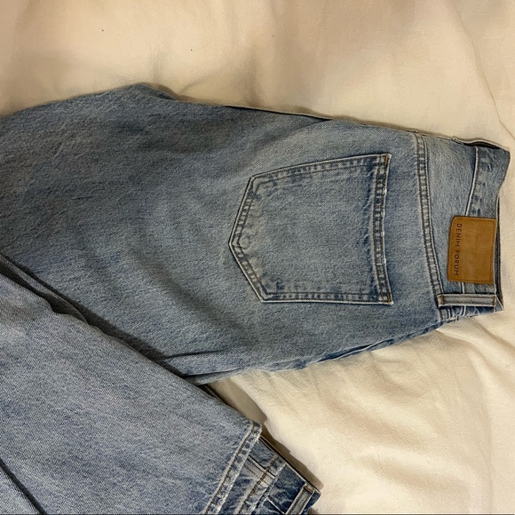 Aritzia Denim Forum Joni High-Riss Jeans, size 26, 29L, subtle rips - Picture 6 of 7